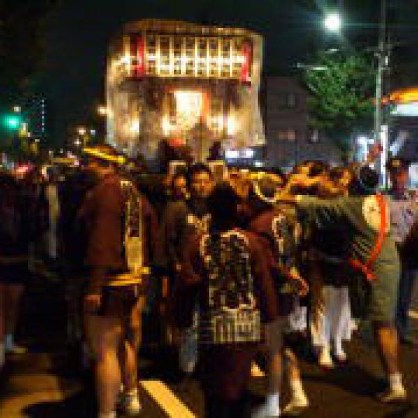 例大祭での万灯神輿巡業 （写真提供：成宗須賀神社）