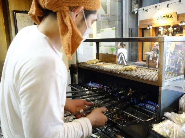 一丁焼きの金型をくるくる回しながら作る。軽快にたいやきが焼けていく様子を見るのも楽しい