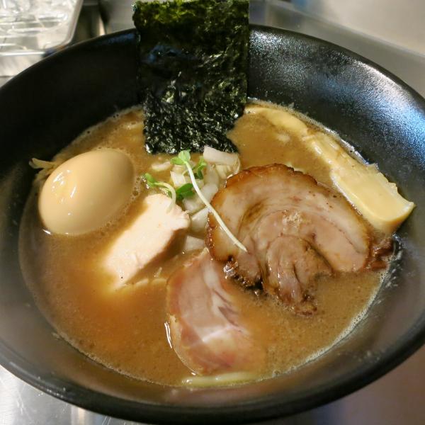 鶏✕豚RAIKらー麺／900円／麺150g