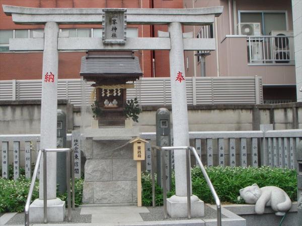 境内末社の三峯神社の右に「和み猫」の像がある