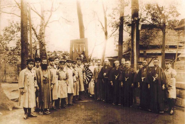 忠魂碑の慰霊祭の写真。大正時代から戦前の間に撮影されたもの（写真提供：馬橋稲荷神社）