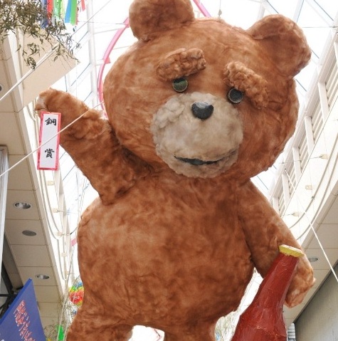 社員が作った阿佐谷七夕まつりの名物・七夕はりぼて。2013（平成25）年、銅賞受賞（写真提供：阿佐谷パールセンター商店街）