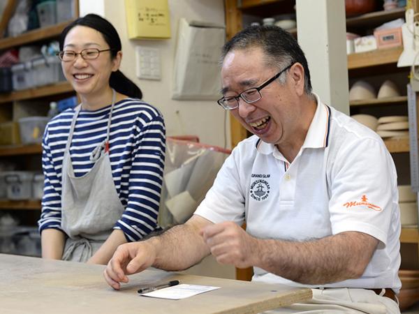 「陶芸道は厳しい」と本島さん（右）