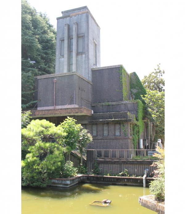 1944（昭和19）年３月に接収された礼拝堂。終戦直後の陸軍撤収時、手前の池に日本刀３振が沈められた