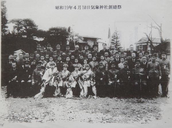 気象神社創建祭の模様。前面の着飾った女性は気象神社の職員と思われる（『気象神社の会　会報第二号』より）