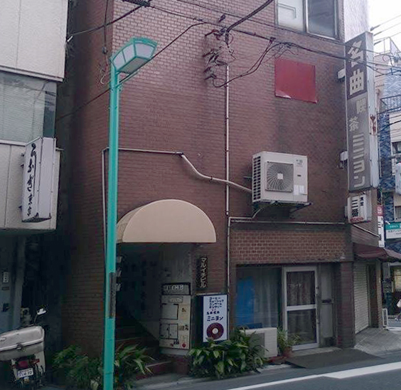 店舗はビルの２階にある。レコードの看板が目印