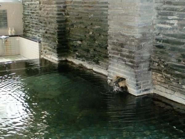 源泉かけ流し温泉が疲れを癒してくれる