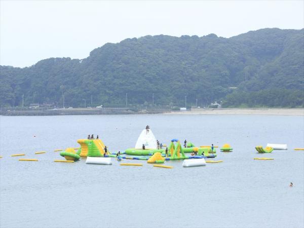 海上アスレチック「スプラッシュウォーターパーク弓ヶ浜」（写真提供：南伊豆町観光協会）
