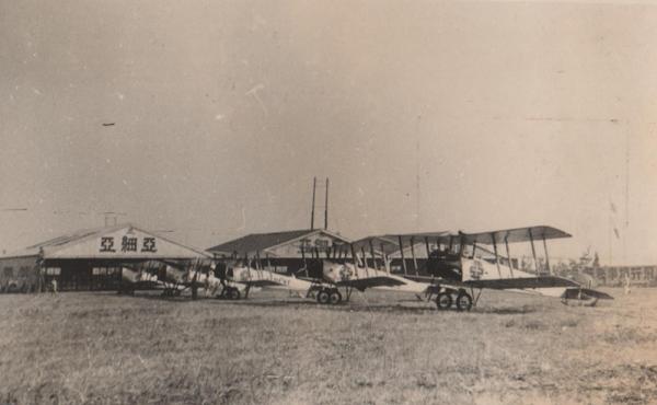 洲崎飛行場における亜細亜航空学校の格納庫と練習機