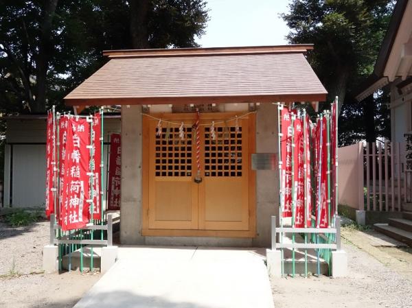 御獄（おんたけ）、稲荷、金刀平、第六天の４つの神社を合祀（ごうし）している境内末社、白幡稲荷神社