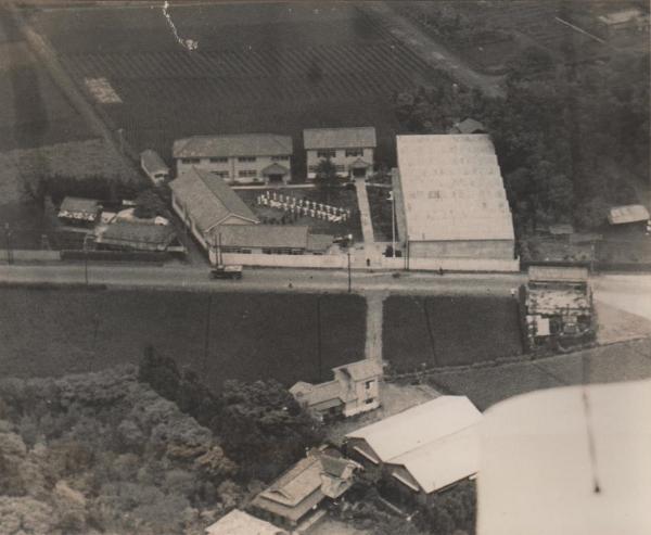 亜細亜航空機関学校全景（写真上部）。中央の道路は青梅街道。写真右側が荻窪方面。中央下の二階建てが新町事務所（写真提供：大谷妙子さん）