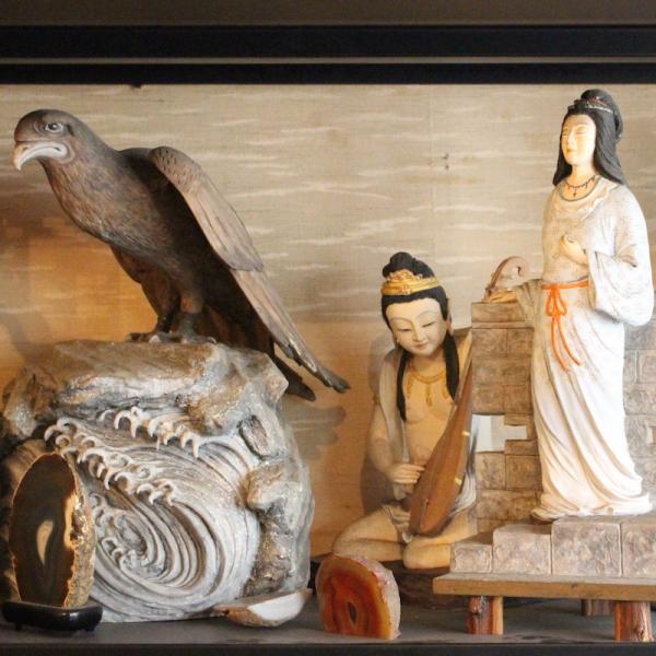 忠四郎氏自宅の応接間に並ぶ彫像作品