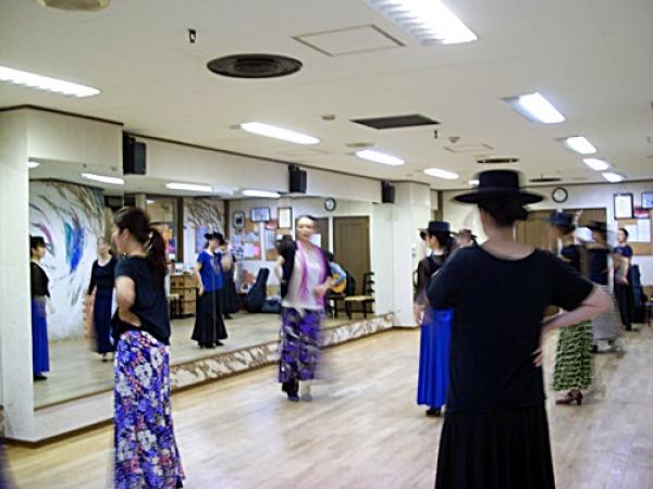 東高円寺の本教室での稽古風景。中央奥に鈴木さん（身長170センチ！）