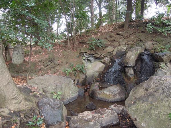 歴史ある遅野井の滝 