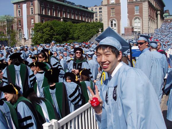 大学の卒業式（写真提供：松井啓十郎さん）