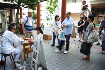 チャンキー松本さんの切り紙パフォーマンス（写真提供：チャサンポーサイト）