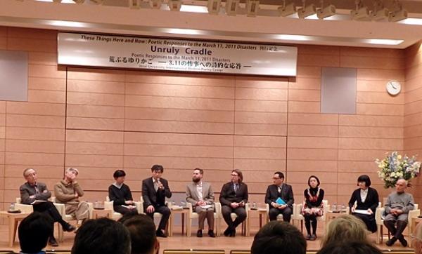 2016（平成28）年「３・11詩人たちの集い」。左から４人目が田中さん（城西国際大学・紀尾井町キャンパス地下ホールにて）