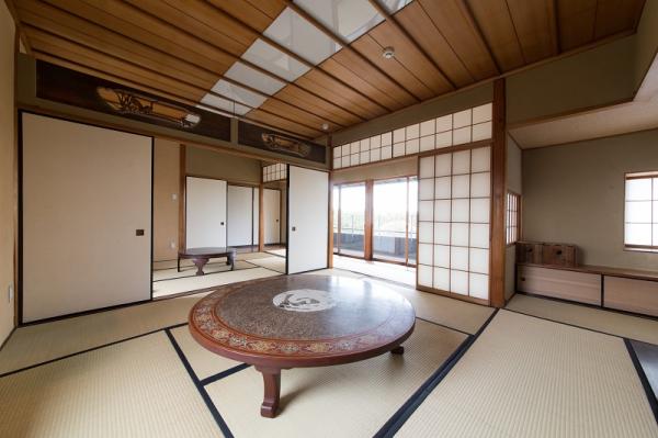 ２階のふた間続きの和室。伝統的な透かし彫りの欄間を軽やかに見せている