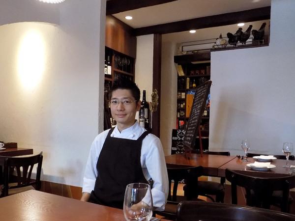 店長の宮本純次さん。店内はホワイトとブラウンで統一されている