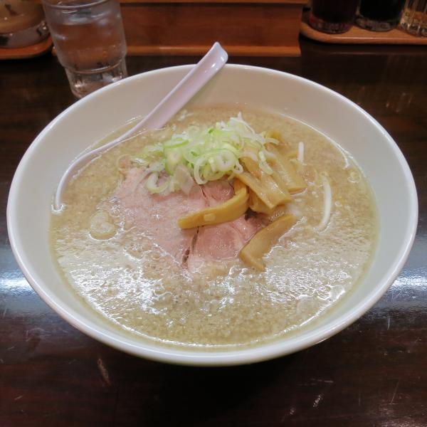 醤油味の「らーめん」は、背脂がかけられたこってりした味わい