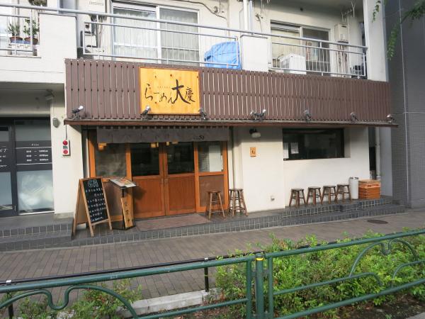 朝方まで客足が絶えない、活気のある店舗