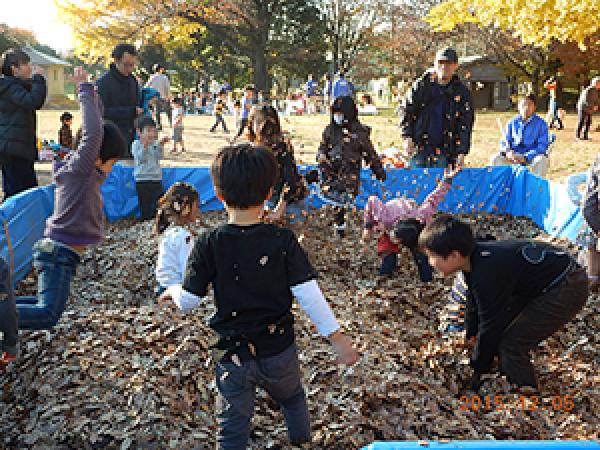 落ち葉感謝祭（写真提供：杉並区みどり公園課）