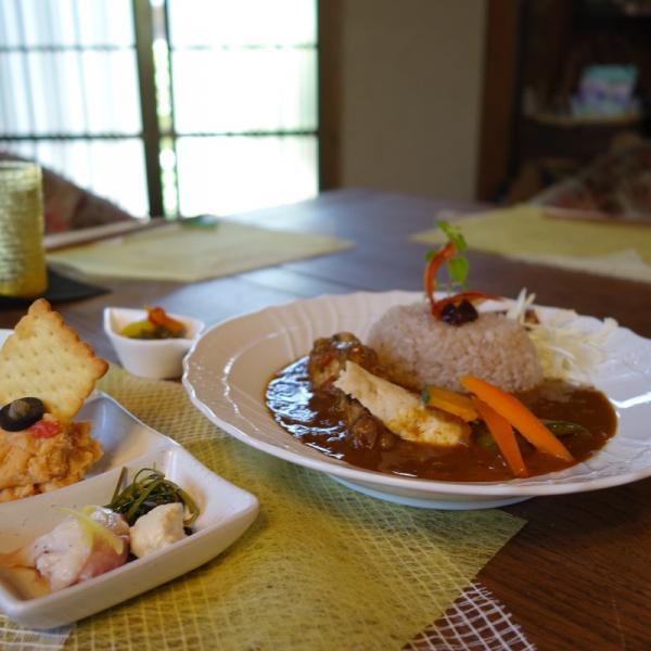 「アーマラキーカレー」には前菜３種が付く。カレーや前菜の食材は季節で変わる