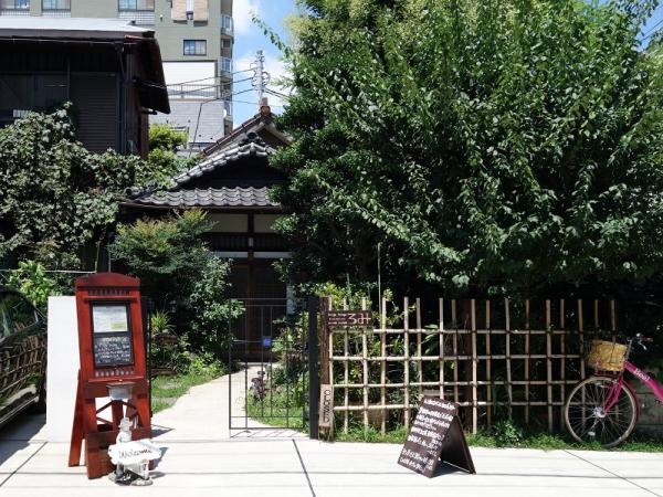 軒先にぶどうのツタが絡む日本家屋。看板がなければ、ここがカフェだと気づかないほど静かなたたずまい