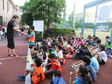 「かけっこ教室」の子供たち。中には速くなりたくて、こっそり申し込む子供もいるそうだ（写真提供：杉並区スポーツ振興財団）