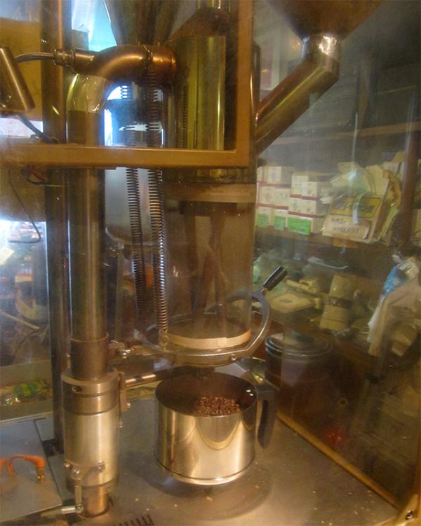 ドイツ製の電気式焙煎機による「クリーン焙煎」が特色