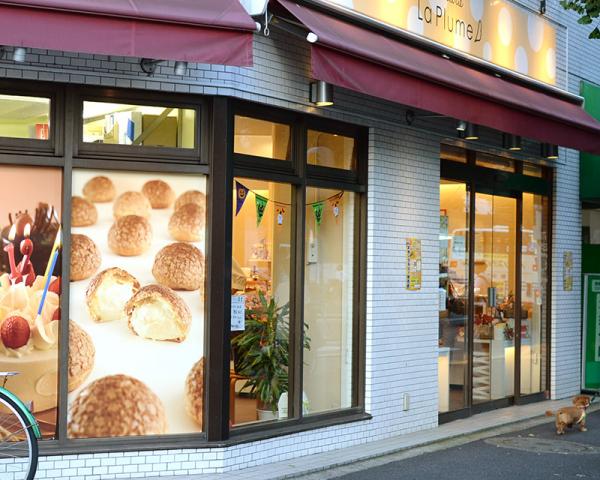 青梅街道沿いにある店舗はとても明るい