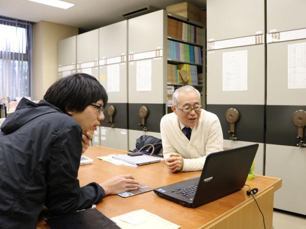 杉並区立郷土博物館に寄贈された狄嶺関連資料について、担当学芸員の説明を聞く岩崎さん（同博物館内にて）