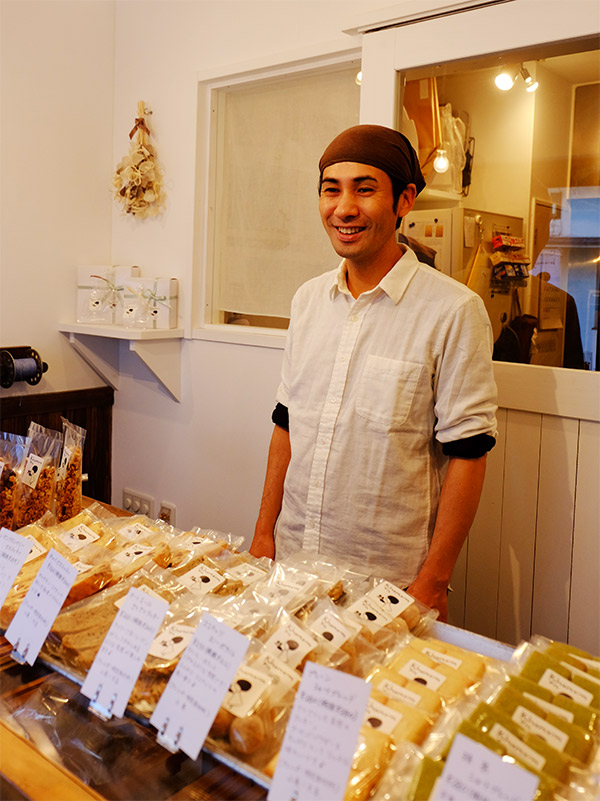 オーナーの石橋さん。店内には焼菓子の甘い香りがだたよう