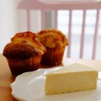 右手前がおすすめ商品、グルテンフリー（※２）の「ニューヨークチーズケーキ」