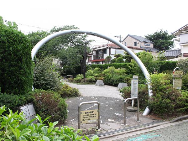 「天沼もえぎ公園」にある「ときのオアシス」。時の門をくぐって園内へ