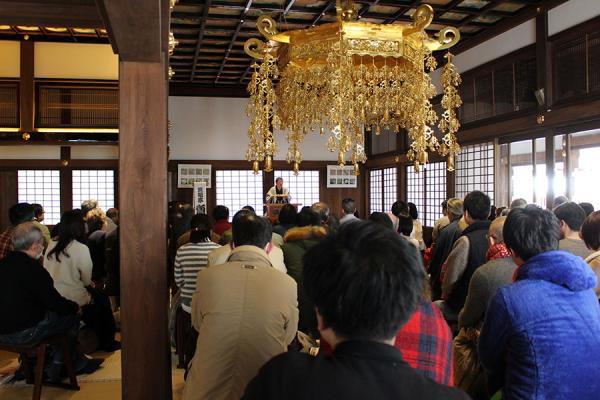 妙法寺での「堀之内寄席 演芸まつりスペシャル！」の本堂の様子。金色の天蓋が会場を華やかにする（写真提供：高円寺演芸まつり実行委員会）