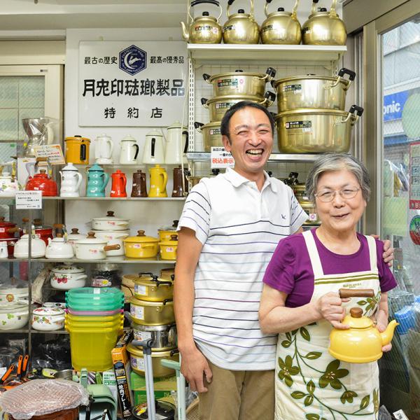 ４代目店主の渡辺治さんと母の純子さん（写真提供：ケヤキッスアサガヤ）