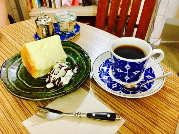 珈琲屋3158のおすすめ、シフォンケーキとコーヒー。入れ立てのコーヒーの香りとケーキの優しい食感に癒やされる