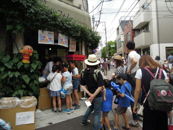 商店街のあちこちに出店が登場