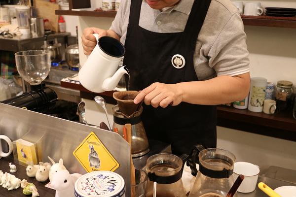 ネルドリップでコーヒーをいれる様子。香りを大切にするため低めの温度で抽出したコーヒーは、まろやかな味わい
