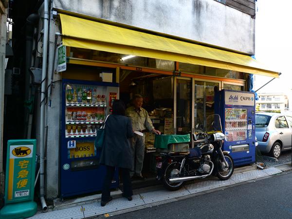 電話がまだ珍しい時代は、斜め向かいの魚屋と親子電話にしていたそうだ。「うちに電話がかかってくると、道路の向こうから呼んでくれたんですよ」