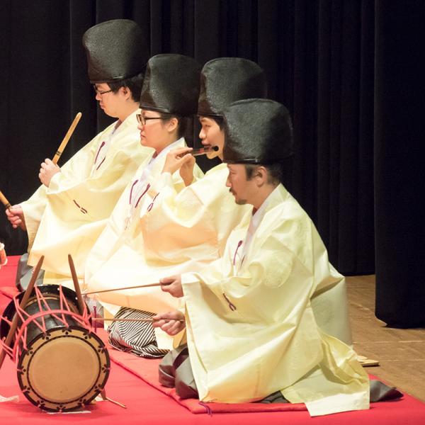 大宮前郷土芸能保存会代表、牧野慶治さん（写真・右手前）