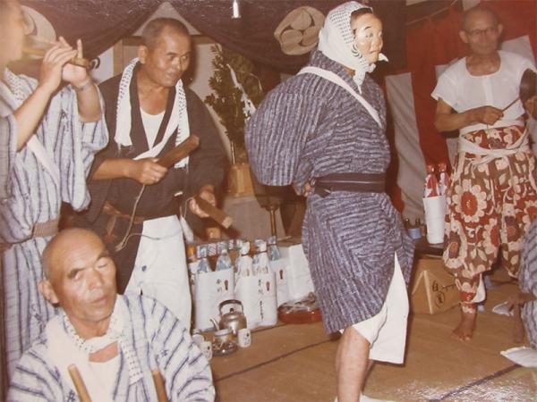 盛り上がるお祭り気分（昭和50年頃　写真提供：友栄會はやし連中）