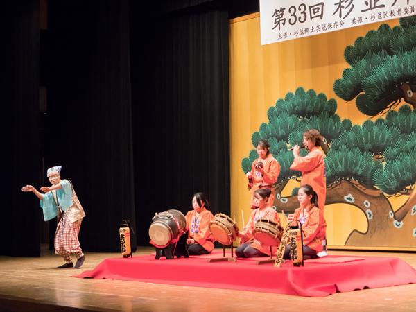 若手中心の囃子と、中学１年生が踊る面踊り