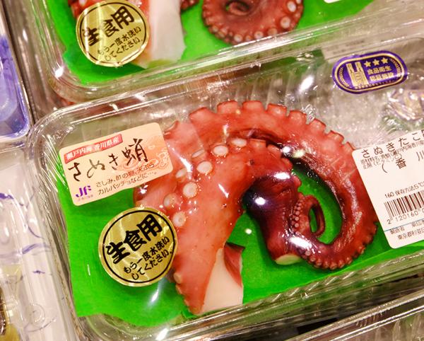 「東京都食品衛生自主管理認証」の青いシールが付いた「さぬき蛸」。旬は７月～９月頃