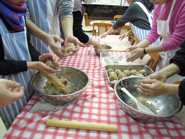 子供たちもコロッケ作りのお手伝い