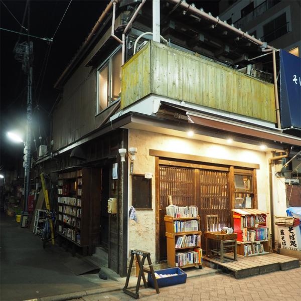 店の外の古本が看板代わり。左の引き戸が出入り口