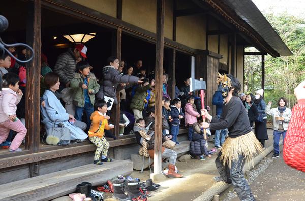 古民家で行われた節分の豆まきの様子（写真提供：杉並区立郷土博物館、撮影：小林弘一）