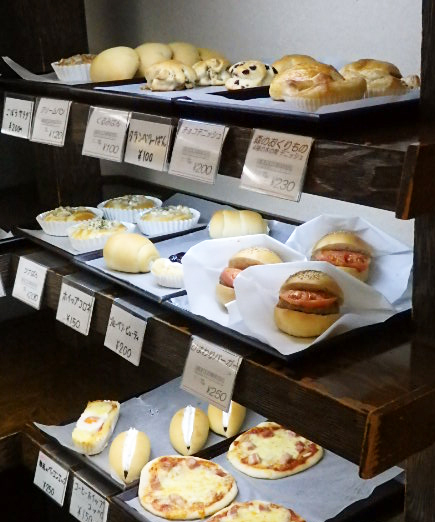 さまざまな種類のパンが並ぶ