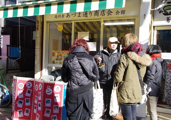 高円寺あづま通り商店会会館で里親会の様子